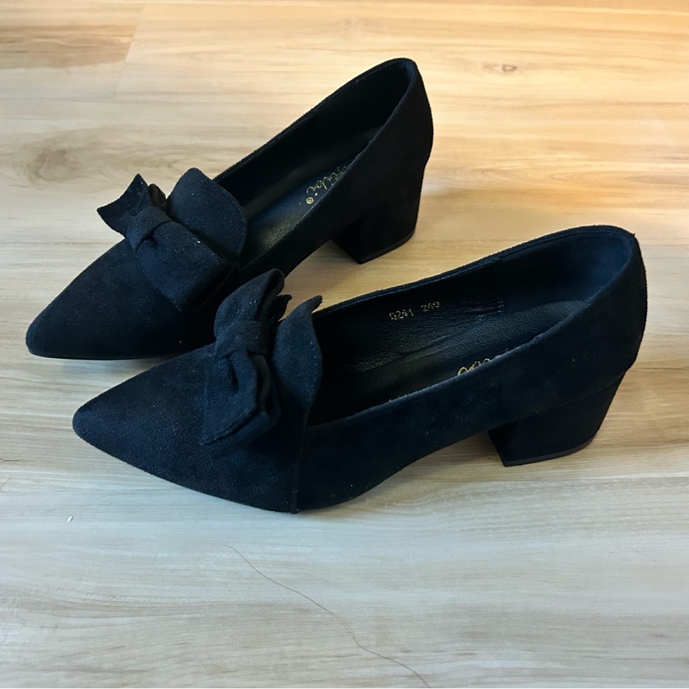Elegant Black Suede Bow Loafers